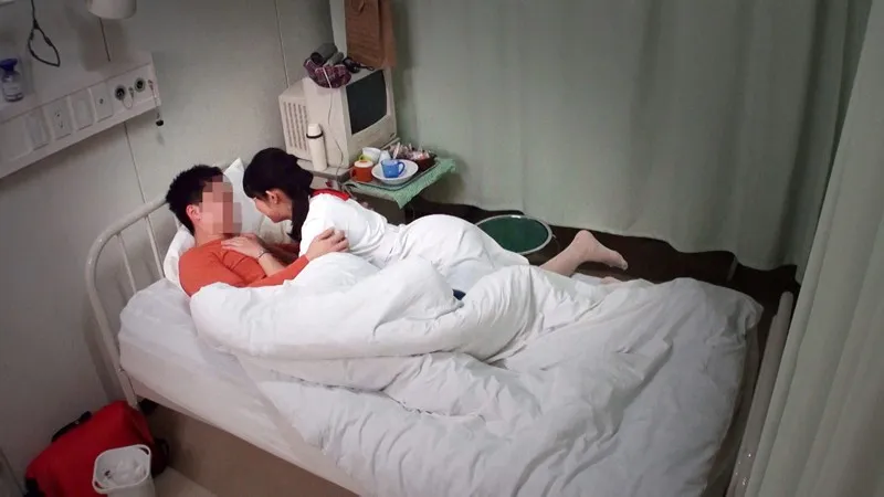 一般男女モニタリングAV 性欲が強い職業No.1=看護師は本当だった！？夜勤中の看護師が入院しててもチ○ポは元気な男性へ逆夜●いで1発10万円の連続中だしセックスにチャレンジ！精子が溜まりに溜まった反りかえりチ○ポに白衣の天使のオマ○コは大発情…2のエロ画像