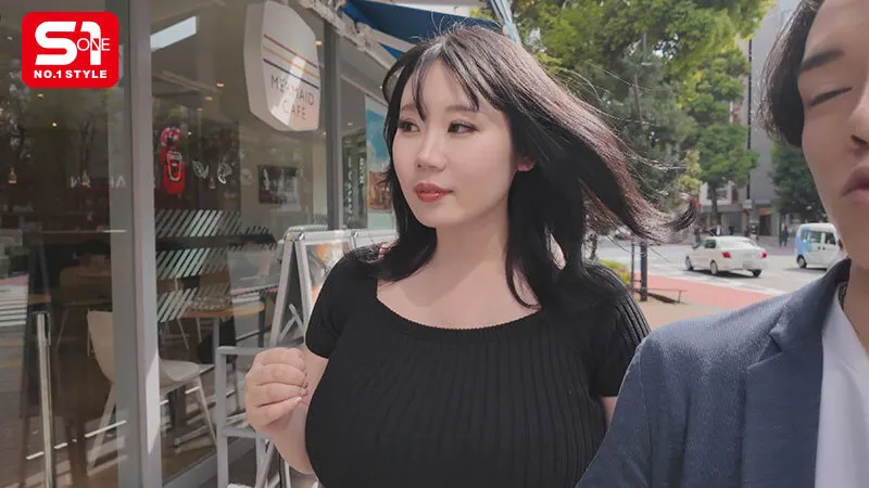 街行く男の視線を独占する 10度見級Kカップのエッロい女を連れて デカ乳露出街ぶらりした後ホテルに入って即ハメSEXしたくない？ みなみ羽琉のエロ画像