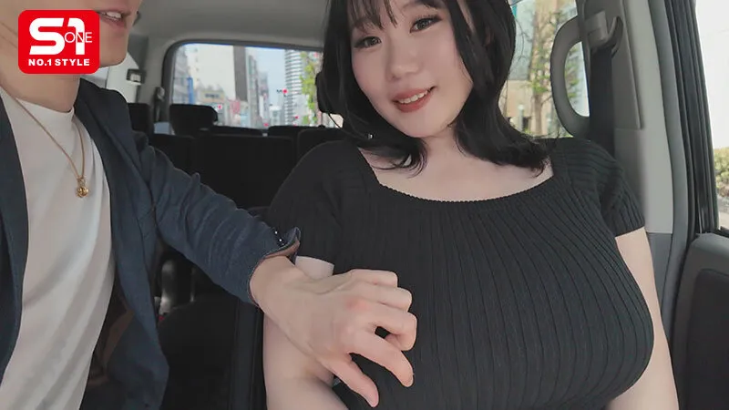 街行く男の視線を独占する 10度見級Kカップのエッロい女を連れて デカ乳露出街ぶらりした後ホテルに入って即ハメSEXしたくない？ みなみ羽琉のエロ画像